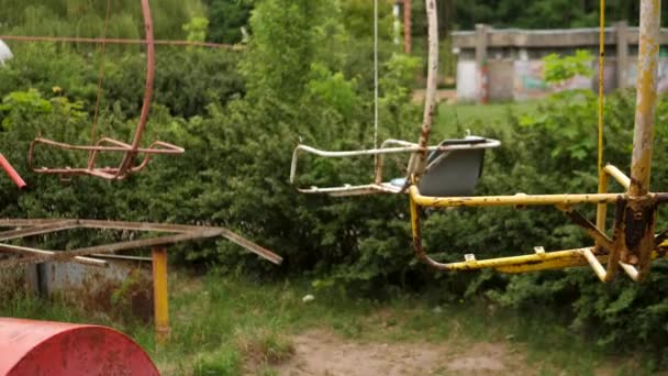 Terk Edilmiş Eğlence Parkındaki Boş Atlıkarınca Yavaşça Dönüyor — Stok video