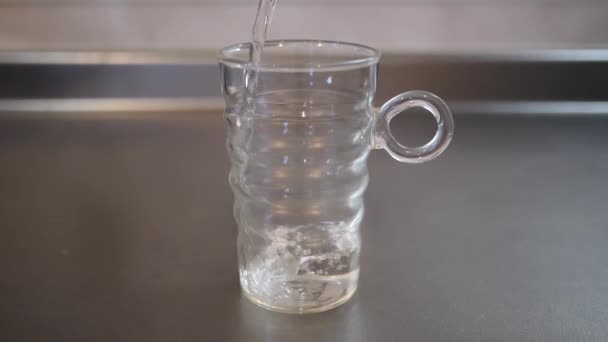 Colpo Pieno Acqua Che Viene Versata Una Tazza Vetro Piano — Video Stock