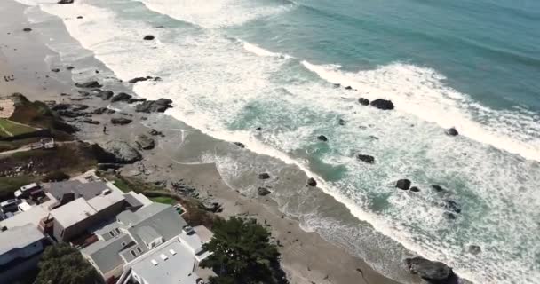 距離でMorro Rockと海岸沿いのプロパティ 美しい澄んだ青い波を冷静に海岸に洗ってください Movで撮影 — ストック動画