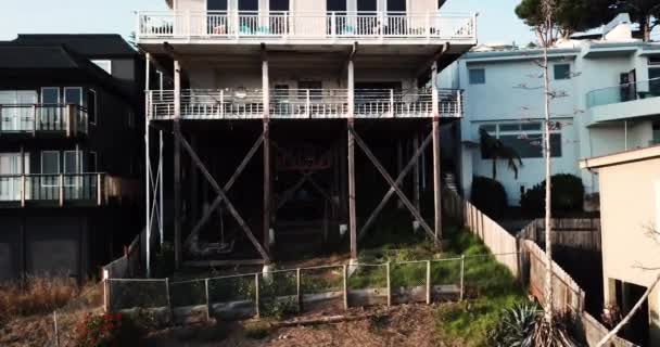 Λευκό Σπίτι Κοντά Ξυλοπόδαρα Στέκεται Ορόφους Ψηλά Από Έδαφος Μια — Αρχείο Βίντεο