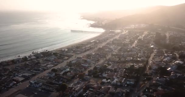 Sonnenuntergang Über Einer Strandstadt Schöne Wellen Spülen Das Ufer Entlang — Stockvideo