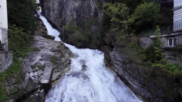 Cascada Bad Gastein Que Atraviesa Centro Esta Pequeña Ciudad Balneario — Vídeos de Stock