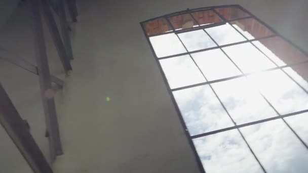 金属構造と落書きレンガの壁と放棄された産業用倉庫の太陽の炎の窓 — ストック動画