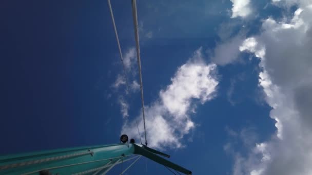 Disparo Desde Abajo Mástil Con Fondo Cielo Azul Nubes Algodón — Vídeos de Stock