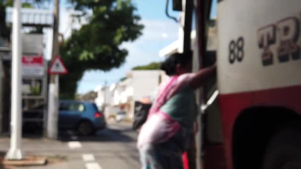 Uma Mulher Hindu Pegando Ônibus Câmera Lenta Sem Foco — Vídeo de Stock