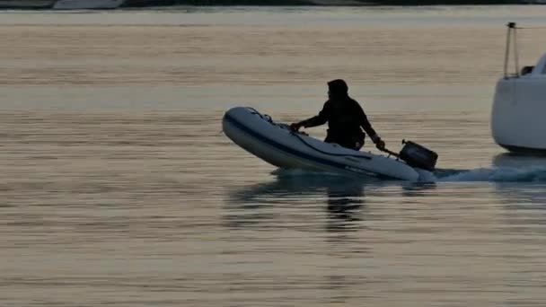 Pescador Saliendo Del Puerto Amanecer Bote Inflable Moviéndose Derecha Izquierda — Vídeo de stock