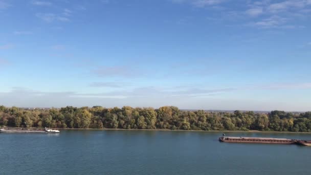 Industrielle Rohaufnahmen Von Tonnage Frachtschiffen Auf Der Donau — Stockvideo