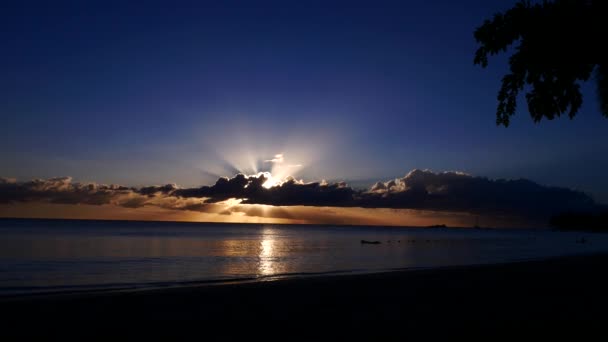Ohromující Západ Slunce Slunce Svítí Nízkými Mraky Nad Mořem Pláži — Stock video