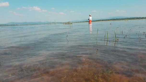 Menina Longe Lago Azul Claro Pesca Dia Ensolarado — Vídeo de Stock