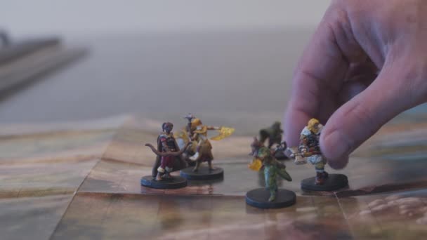 Poruszające Się Miniatury Fantasy Mapie Toczące Się Kości — Wideo stockowe