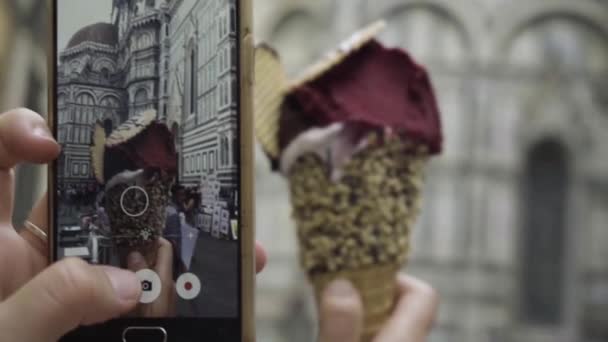 スローモーション イタリアのフィレンツェでアイスクリームのソーシャルメディアの写真を撮る — ストック動画