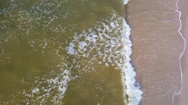 Повітряний Вид Морських Хвиль Піщаному Пляжі Балтійського Моря Постріл Морських — стокове відео