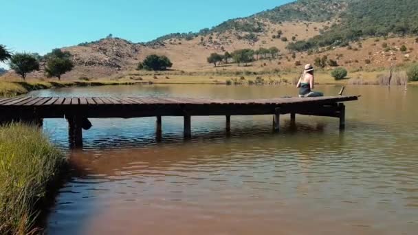 Menina Pesca Partir Cais Belo Lago Montanha — Vídeo de Stock
