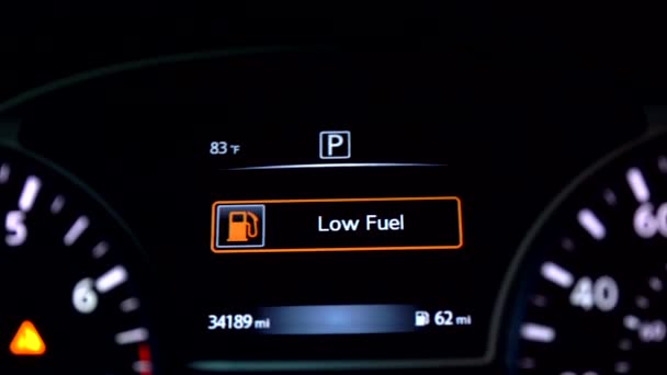 車のダッシュボード上の低燃料警告 — ストック動画