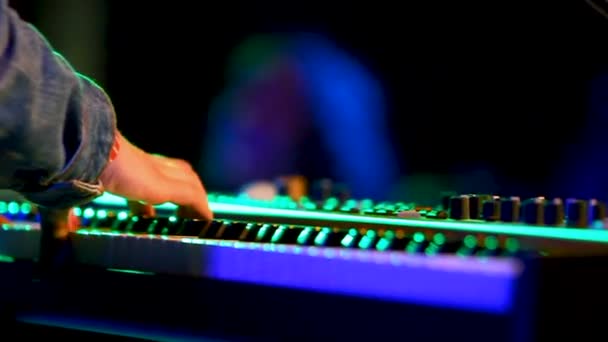 Músico Tocando Teclado Stage Audience Dançando — Vídeo de Stock