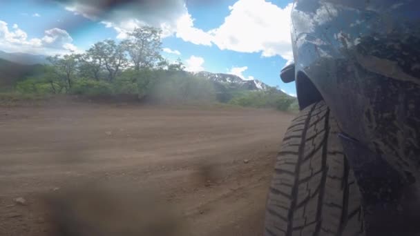 Bir Suv Ile Dağlarda Road Yapmak Sağ Panele Geniş Açı — Stok video
