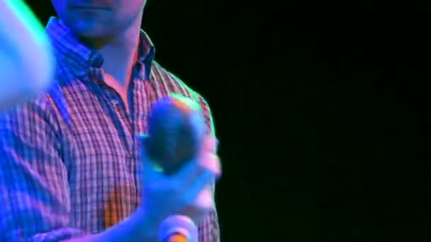 Μουσικός Που Παίζει Shaker Στη Σκηνή Στη Συναυλία — Αρχείο Βίντεο