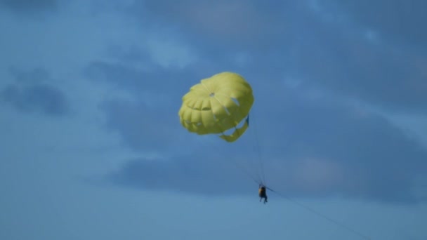 一对夫妇正在做寄生下降饥饿了一个黄色降落伞 — 图库视频影像