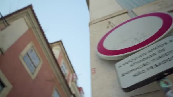 リスボン旧市街は古いランプへの交通標識パンニングを禁止 — ストック動画