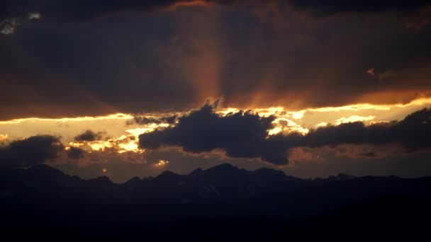 Time Lapse Ciel Brûlant Sur Les Montagnes Rocheuses — Video