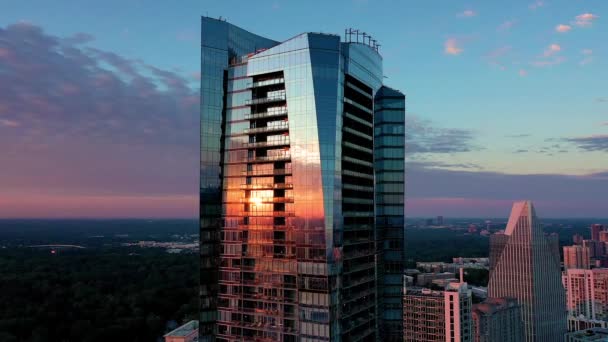 アトランタの高層アパートからの日の出の素敵な反射ジョージア州 — ストック動画