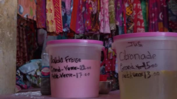 Маврикії Місцевому Базарі Явився Сік Трьома Пластиковими Посудинами — стокове відео