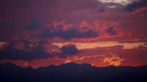 落基山脉上空燃烧的天空的时间流逝 — 图库视频影像