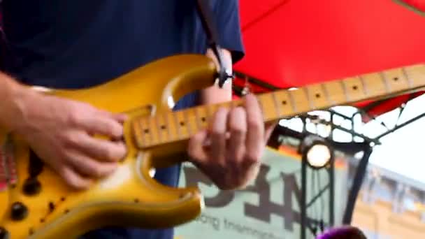 Musiker Spielt Gitarre Bei Einem Konzert — Stockvideo