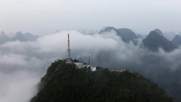 Drone Zoom Montañas Alrededor Torre Televisión Por Encima Las Nubes — Vídeos de Stock