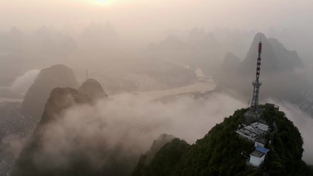 Yangshuo Montagnes Drone Tournant Autour Tour Télévision Dessus Des Nuages — Video