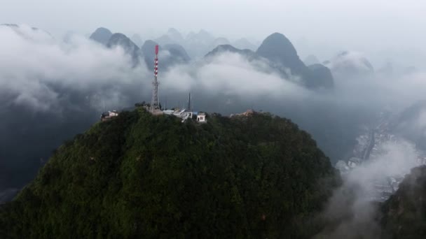 Yangshuo Βουνά Κηφήνας Γύρω Από Την Τηλεόραση Πύργος Ραδιοφωνικής Επικοινωνίας — Αρχείο Βίντεο
