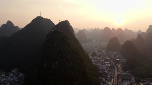 Drone Ηλιοβασίλεμα Πάνω Από Την Κινεζική Πόλη Βουνά Guilin Yangshuo — Αρχείο Βίντεο