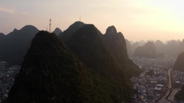 Drone Západ Slunce Nad Čínským Městem Horami Guilin Yangshuo Oddálení — Stock video