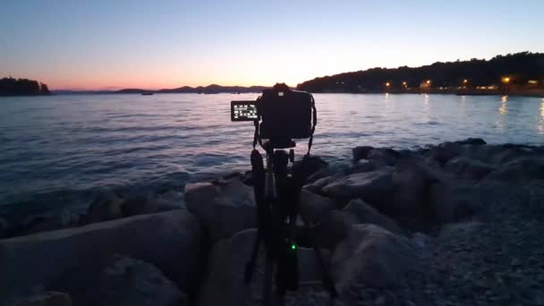 Камера Стоїть Темному Тринозі Знімає Часові Проміжки Заході Сонця Огляд — стокове відео