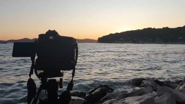 Камера Стоїть Темному Тринозі Знімає Часові Проміжки Заході Сонця Огляд — стокове відео