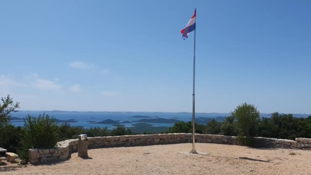 Kroatische Nationalflagge Weht Wind Hintergrund Ein Rot Weißes Schachbrett Mit — Stockvideo