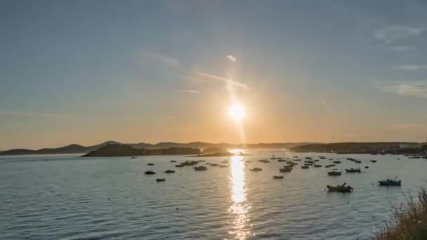 Sahil Şeridinin Zamanlaması Arka Planda Günbatımı Olan Tekneler Panoramik Zaman — Stok video