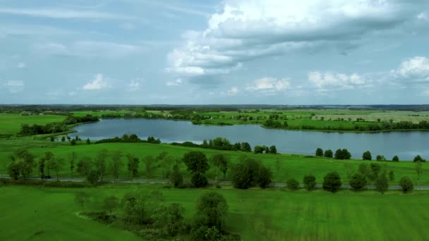 Filmagem Aérea Sobre Lago Belo Dia Perto Grama Campo Nad — Vídeo de Stock