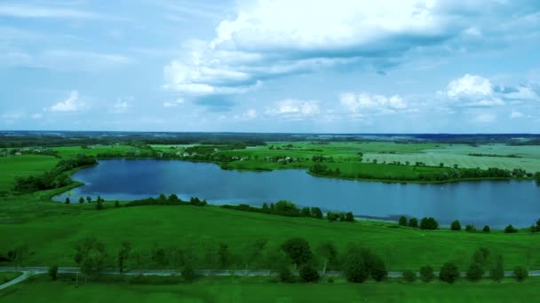 Flygbilder Över Sjön Vacker Dag Nära Gräs Fält Nad Väg — Stockvideo