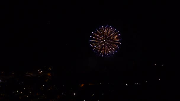 Празднование Красочными Сверкающими Фейерверками Над Горным Городом Ночью — стоковое видео