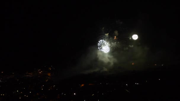 Uroczystość Wieloma Kolorowymi Musującymi Fajerwerkami Nad Górskim Miasteczkiem Nocy — Wideo stockowe