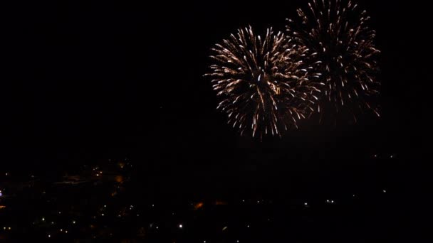 Celebración Con Fuegos Artificiales Coloridos Brillantes Sobre Pueblo Montaña Por — Vídeo de stock