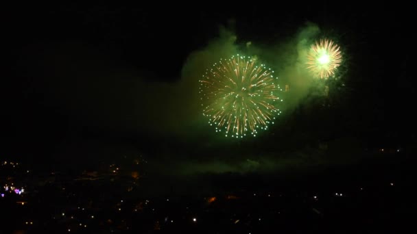 Celebración Con Muchos Fuegos Artificiales Colores Sobre Pueblo Montaña Por — Vídeos de Stock