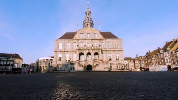 Poruszający Się Przodu Strzał Xvii Wiecznego Budynku Ratusza Maastricht Holandia — Wideo stockowe