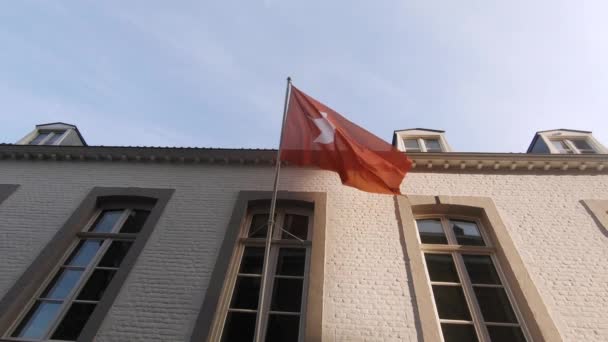 Bandera Roja Con Estrella Blanca Ciudad Holandesa Maastricht Ondeando Viento — Vídeo de stock