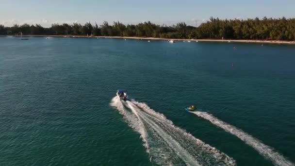 Luchtfoto Van Een Sportboot Die Een Grote Praalwagen Trekt Met — Stockvideo