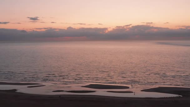 夏天日落时荷兰内尔泰耶 詹斯岛的海滩 空中射击 — 图库视频影像