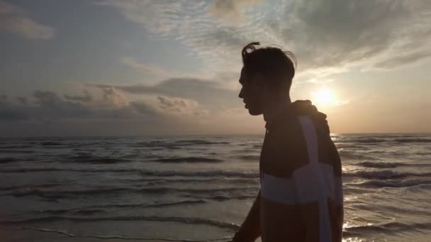 Jovem Europeu Está Acordando Uma Praia Perto Mar Durante Pôr — Vídeo de Stock