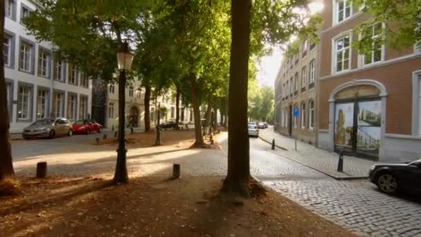 Dolly Fényképezett Egy Üres Napsütötte Macskaköves Utcát Maastricht Városában Hollandiában — Stock videók
