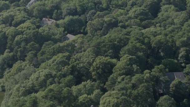 Kamera Drona Pochyla Się Skręca Aby Odsłonić Cape Cod Horyzont — Wideo stockowe